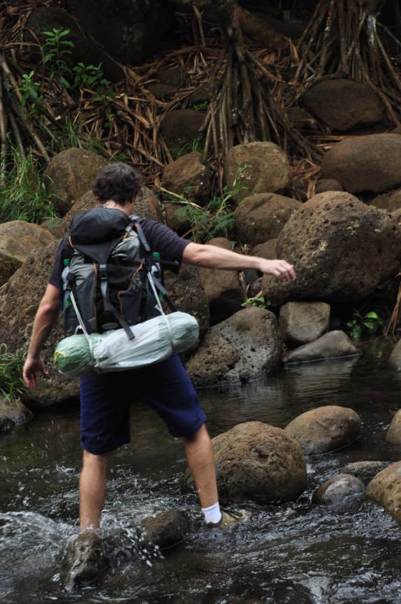Cruzando riacho na trilha para o Kalalao, na Na'Pali Coast, em Kauai, no Havaí
